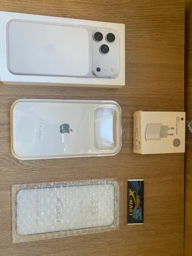 iPhone 17 pro Max lacrado