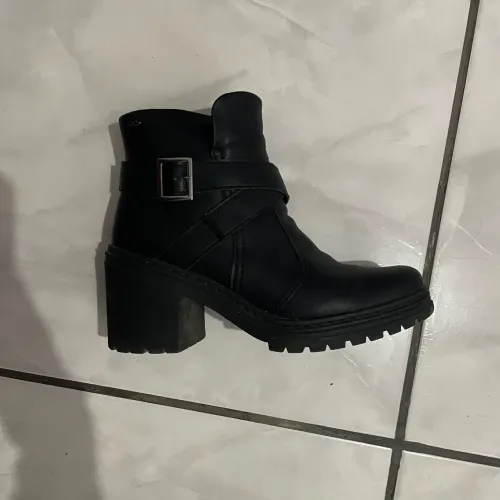 Bota dakota de cano baixo, tamanho 39.