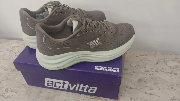 VENDO TENIS ESPORTIVO NOVO.