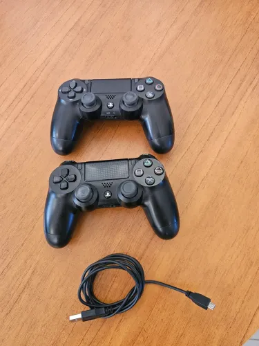 DOIS CONTROLES PS4 COM UM CABO PARA CARREGADOR
