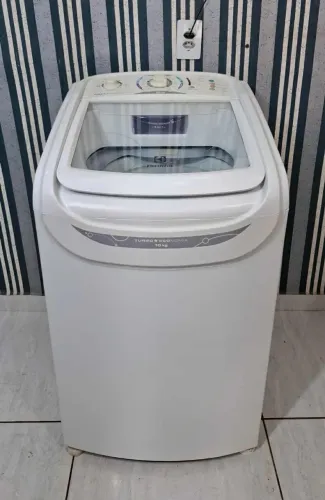 Vendo máquina de lavar roupa Electrolux 10kg moderna funcionando perfeitamente!