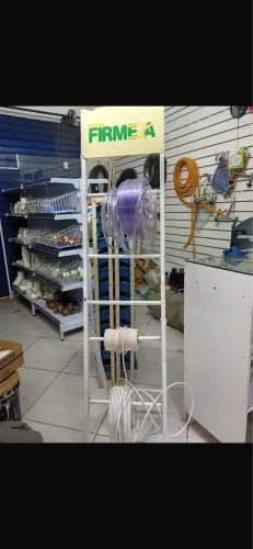 Expositor de cabos e mangueiras