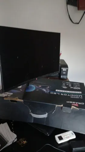MONITOR PARA RETIRADA DE PEÇAS. CAIU E QUEBROU A TELA