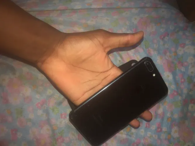 Vende se iPhone 7 Plus todo bom só pegar e usar 32gb 