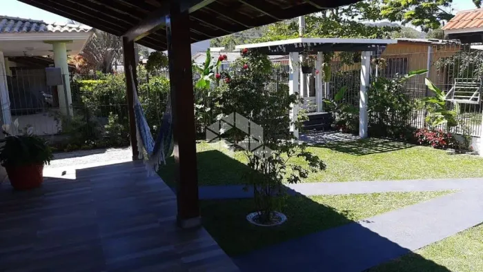 Venda de Pousada em Florianópolis: Propriedade com 8 Studios e Casa Principal a 300 Metros