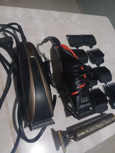 Vendo duas máquinas de cortar cabelo profissional, vem uma máquina pequena no meio