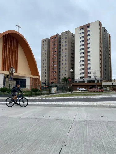 Apto 2 quartos R$ 2300 incluído condomínio