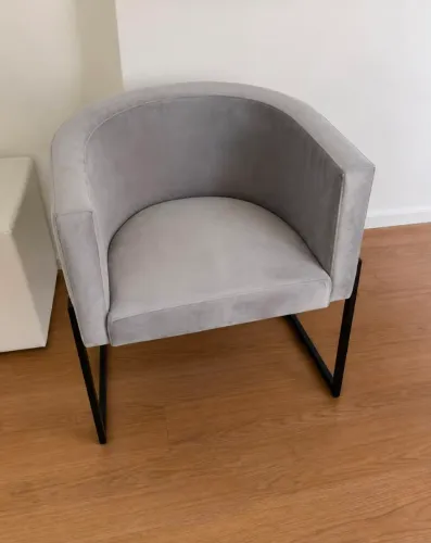 Poltrona Luana Suede Cinza Base de Ferro na Cor Preta
