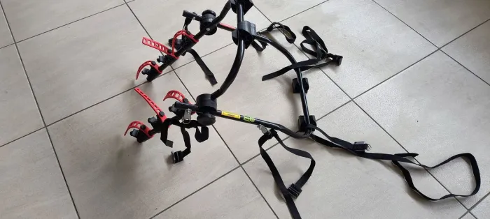 Suporte automotivo para 3 bicicleta.
