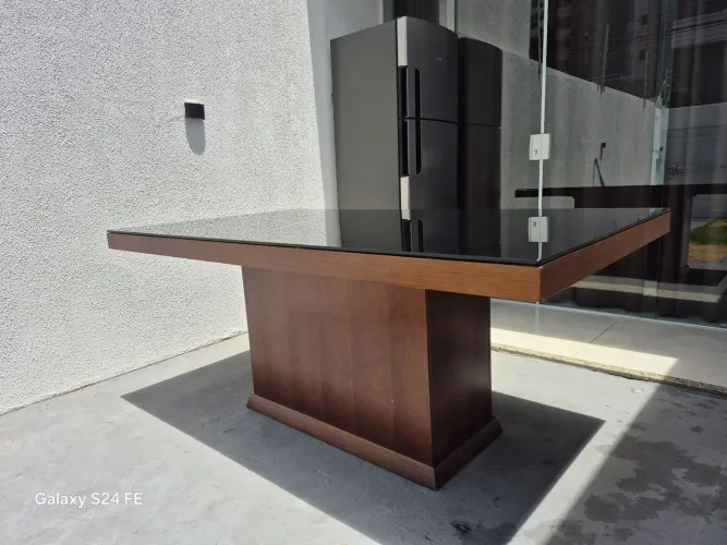 Conjunto de mesa com 6 cadeiras.