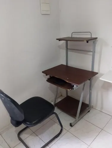 Mesa de computador e cadeira 