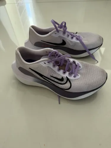 Nike Zoom Fly 5 feminino na cor roxa/lilás
