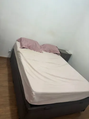 Cama de casal pouco tempo de uso , toda perfeita, ela é uma cama baú muito confortável.