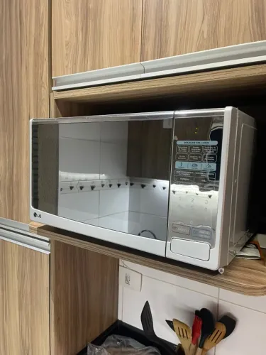 Micro-ondas LG 30L com Grill Espelhado 220V ? Pouquíssimo Uso