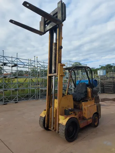EMPILHADEIRA 3 TONELADAS - PRONTA PARA TRABALHAR