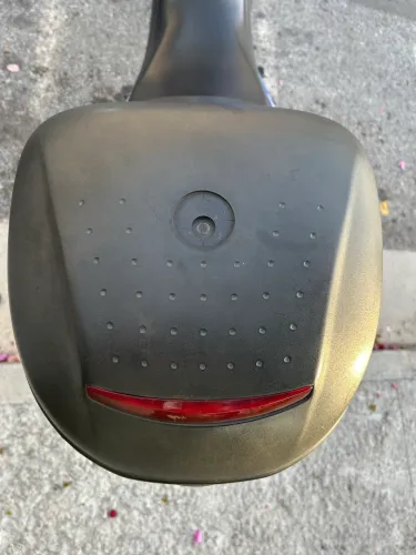 Bauleto givi 28 litros (com defeito em uma dobradiça)