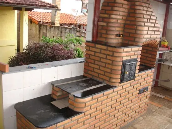 Churrasqueira com forno e fogão à lenha