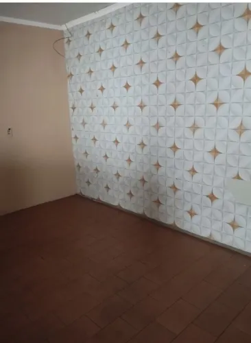 Alugo casa de fundos, com 3quartos,2 banheiros, 2 salas e cozinha. Próximo a caramuru