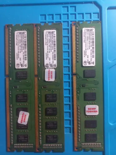 Três pentes memória ram ddr3 2 de 1333mhz e a outra 1600mhz