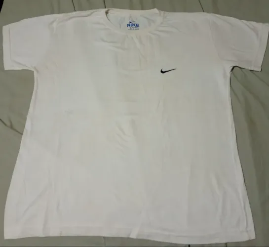 Camiseta Branca Nike Sportswear Swoosh. Usado