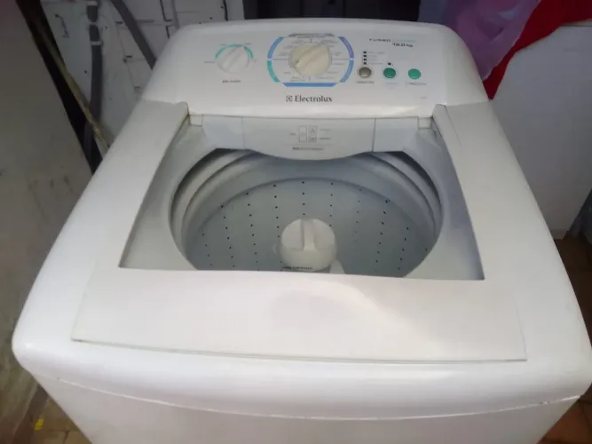 Vendo máquina Eletrolux,12 kilos. Retirar no Bairro do limão.