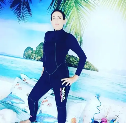 Roupa de mergulho Neoprene 2 milímetros duas peças com capuz Tamanho M. Usada bom estado.
