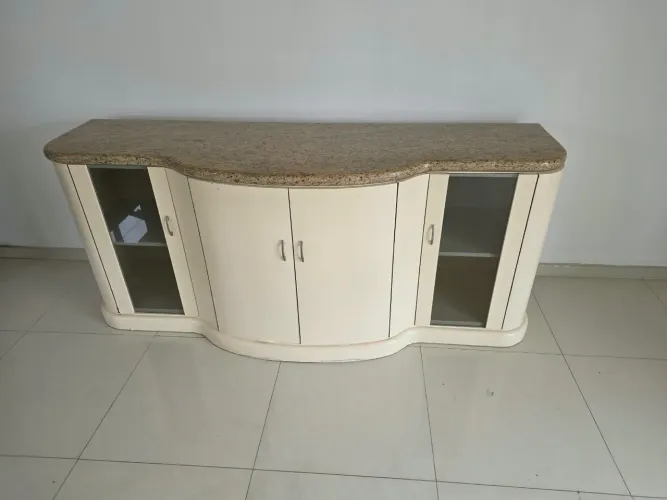 Buffet / Aparador com Tampo de Granito e Portas de Vidro