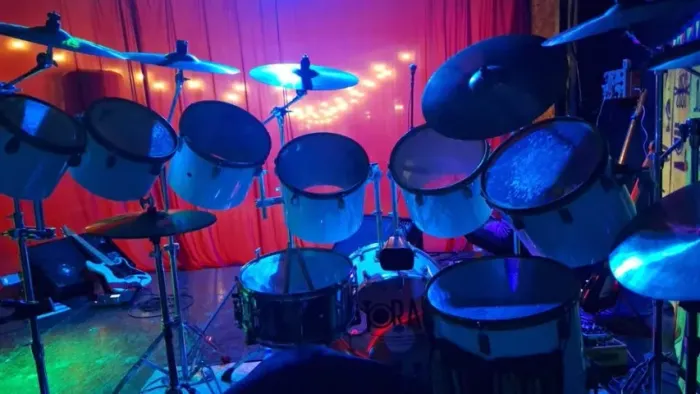 Bateria Custom Luthier - 6 tons + Bumbo + Surdo + Ferragens - Ótimo estado!