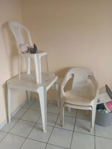 Mesa de pvc mais duas cadeiras