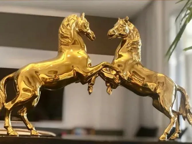 estátua adorno enfeite cavalos dourados