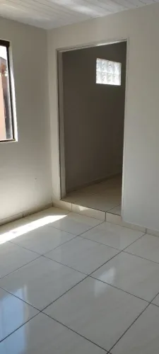 Alugo casa para casal sem flhos , ótima localização .