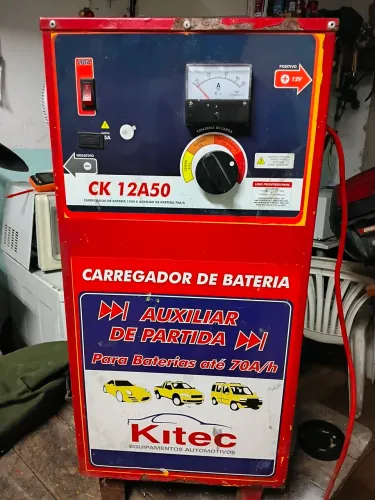 Carregador de baterias 50A com defeito