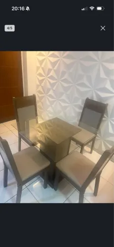 Vendo mesa com tampo de vidro e quatro cadeiras