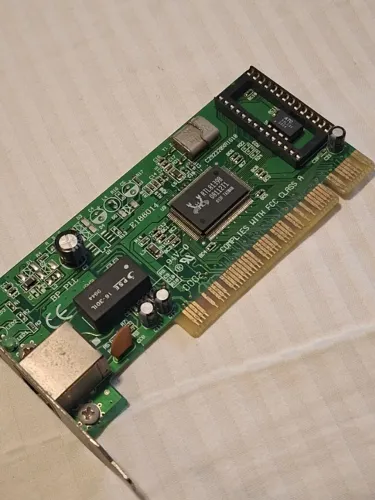 Placa de rede PCI antiga com o chipset Realtek RTL8139D (10/100 Mbps)