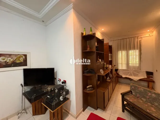Casa com 4 quartos sendo 2 suíte disponível para venda no bairro Santa Mônicaem Uberlândia