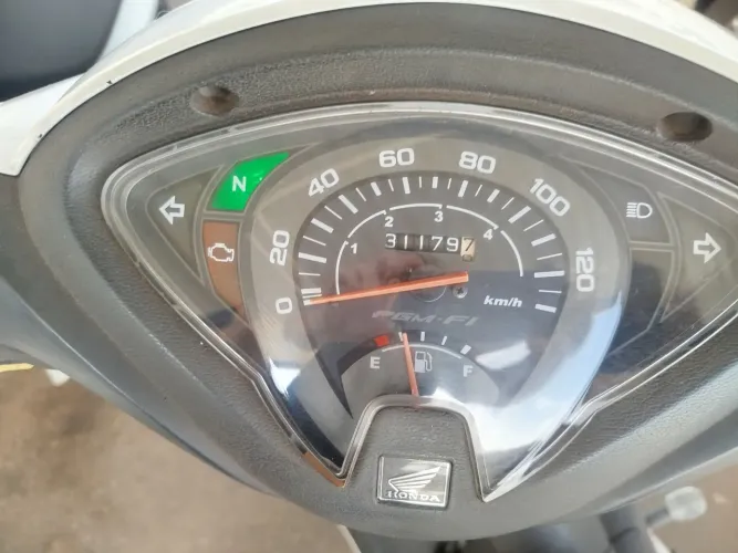 Vendo honda biz 110. Partida elétrica. Baixa kilometragem pneus novos.