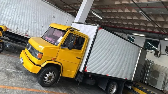 Frete caminhão baú disponível 