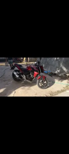 Honda CB 500F (modelo naked de 500cc), na cor vermelha