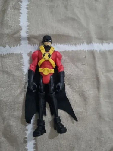 Boneco Red robin