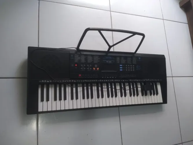 Vendo teclado Spring TC-261 super novo