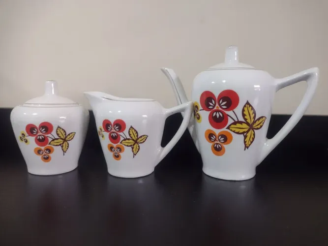 Lindo joguinho em porcelana está com detalhe na tampa