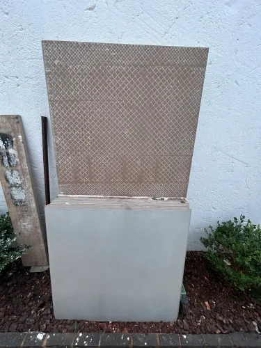42 m Porcelanato polido e retificado 83,6 x 83,6