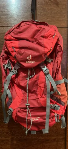 Mochila Deuter 45 + 10 litros .