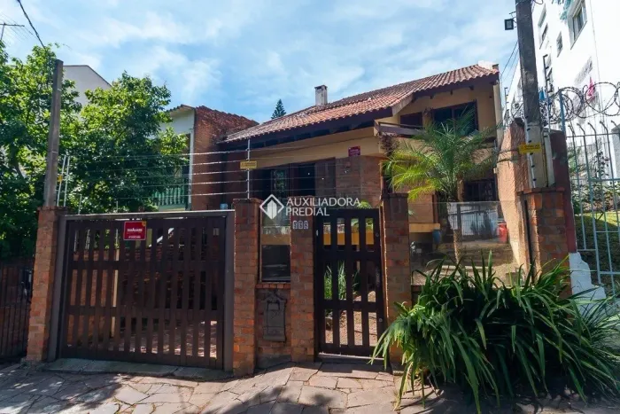 Casa à venda com Piscina . Estuda imóvel em dação