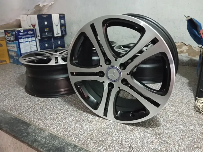 Rodas originais Mercedes aro 17 seminovas.