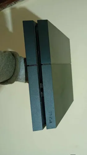 Vendo ps4 FAT funcionando perfeitamente semi novo sem controle acompanha um HD de 500 gb