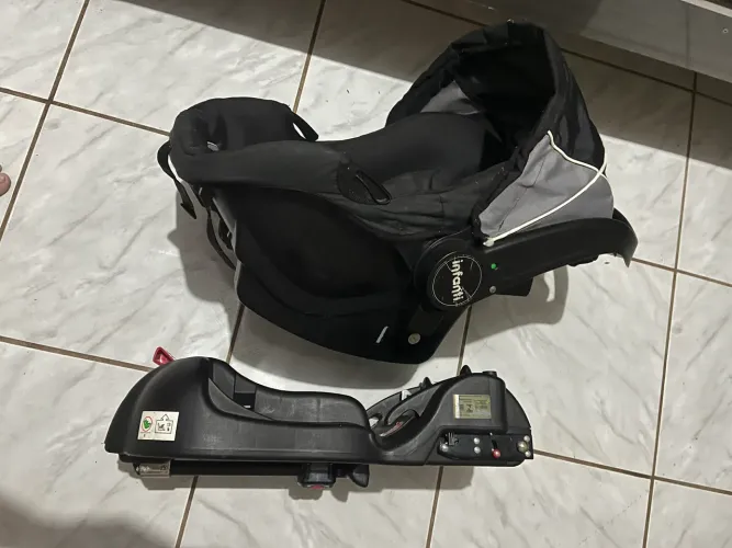 Bebê conforto com base ISOFIX marca INFANTI