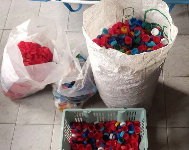 Tampas Plásticas Recicladas e Limpas - Cores Sortidas para Garrafas PET