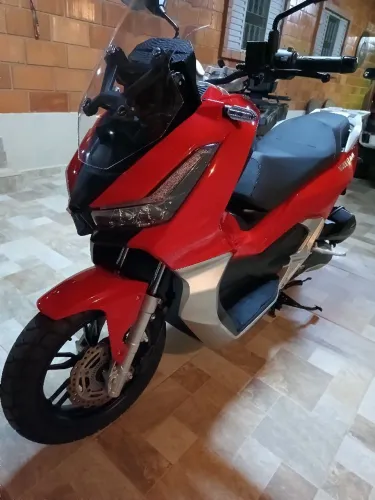 Moto extremamente nova, motivo da venda não estamos usando
