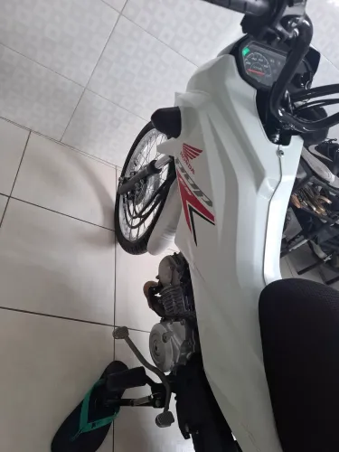 Vendo pop ano 2026 Branca com apenas 7 meses de Uso, única dona revisão na Honda, na garan